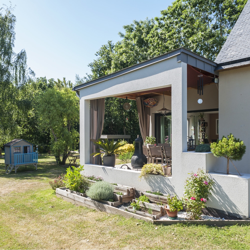 L'extension s'intègre à la perfection dans son environnement à Saint-Solen.