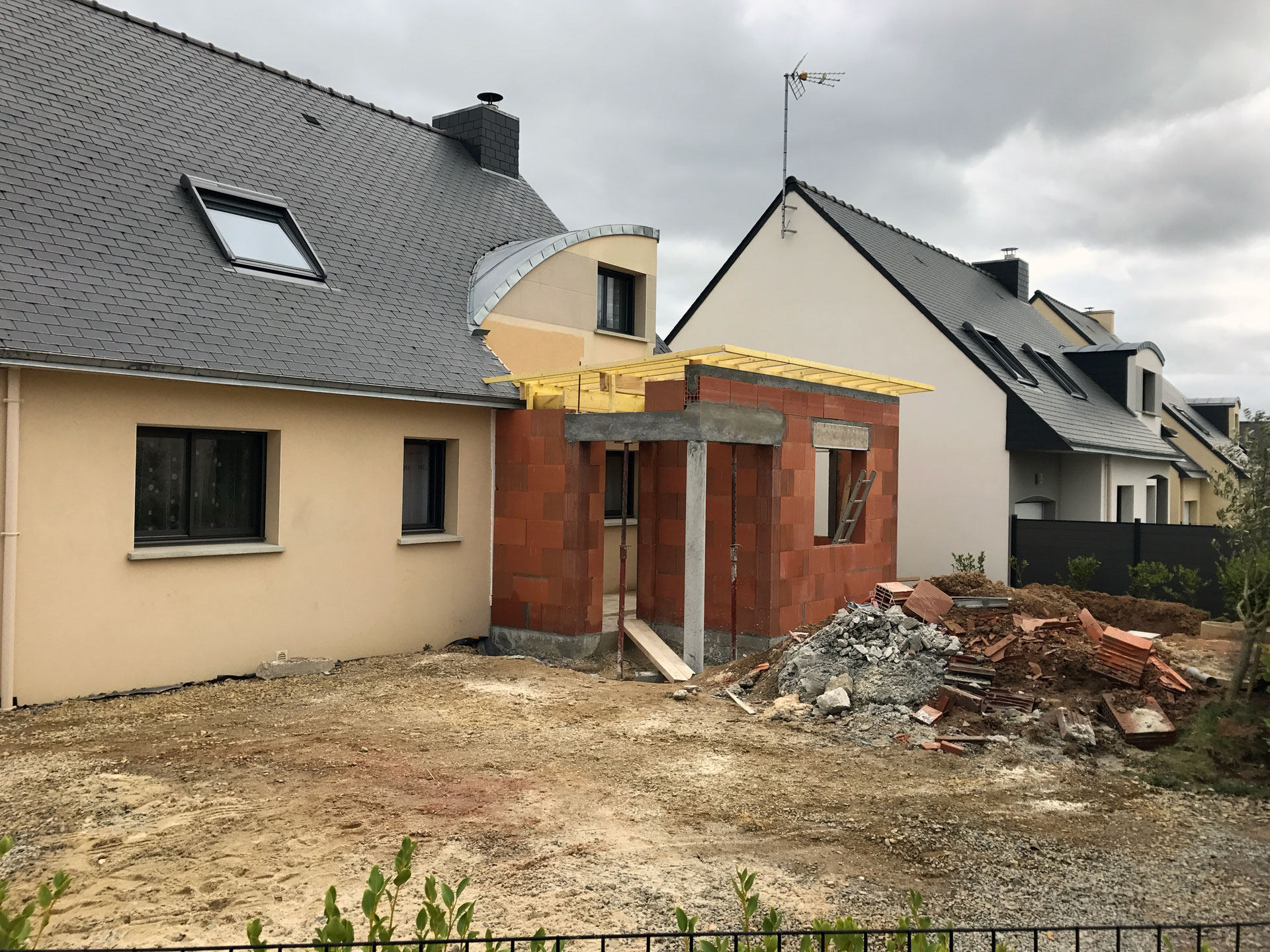 Extension de maison en brique pendant les travaux (35140)