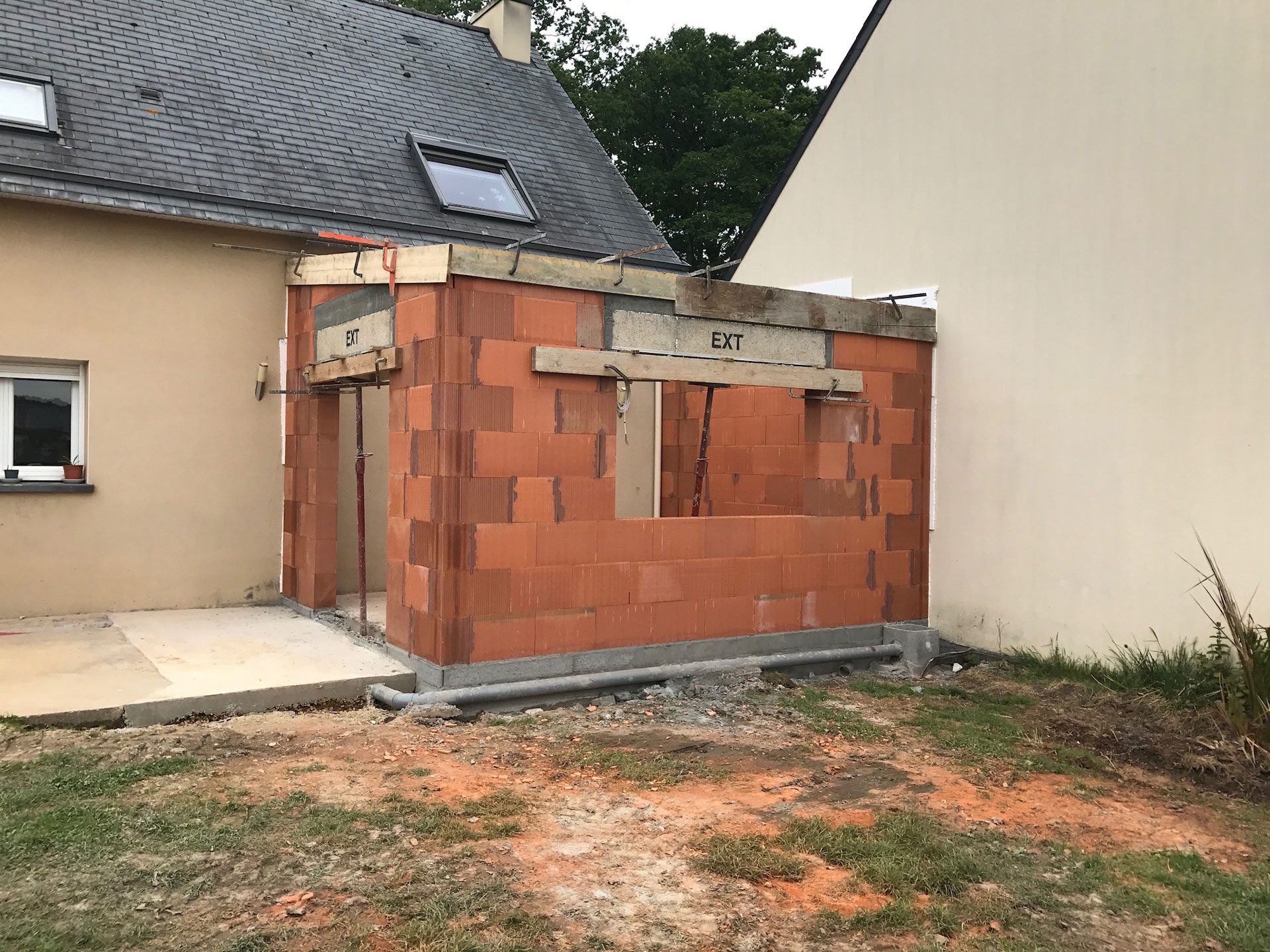Extension de maison en brique pendant les travaux (35250)
