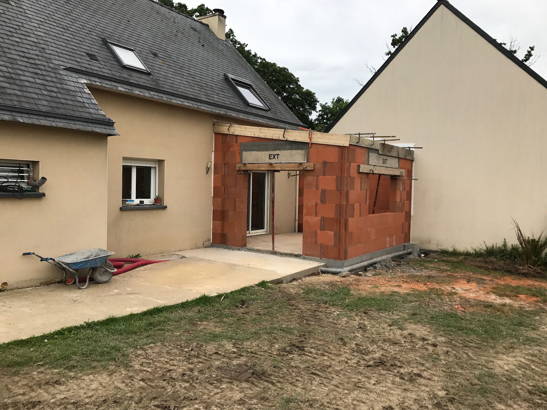 Extension de maison pour un salon pendant les travaux (35250)