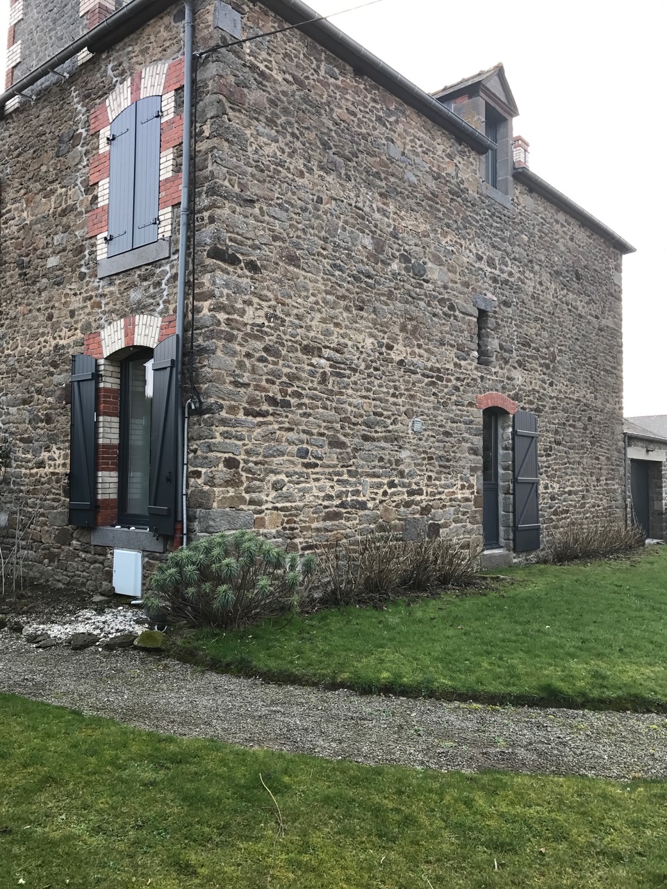 Façade avant de la maison au début des travaux à Pleudihen-sur-Rance (22690)