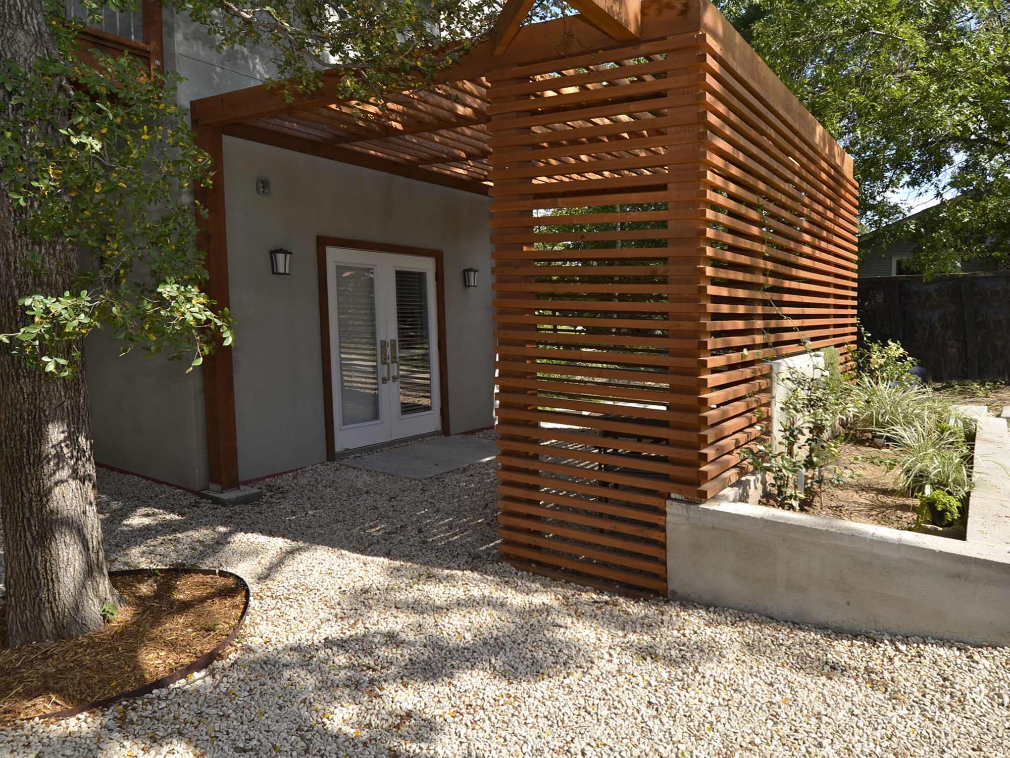 Une pergola en bois de la marque Ollymp