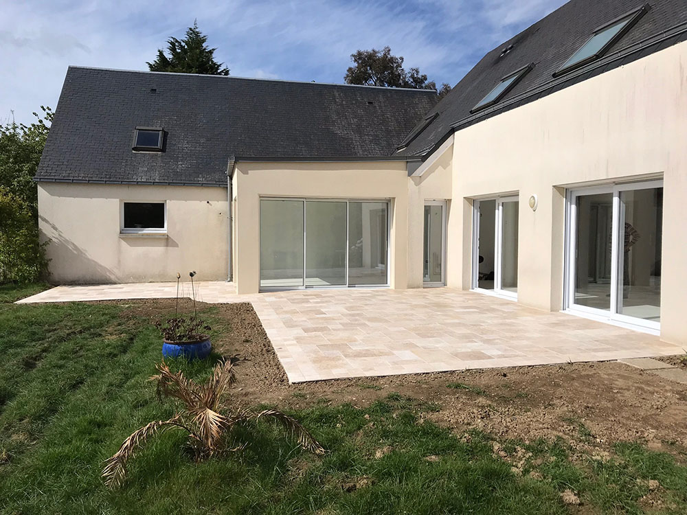 La terrasse accompagnée de l'extension de cuisine