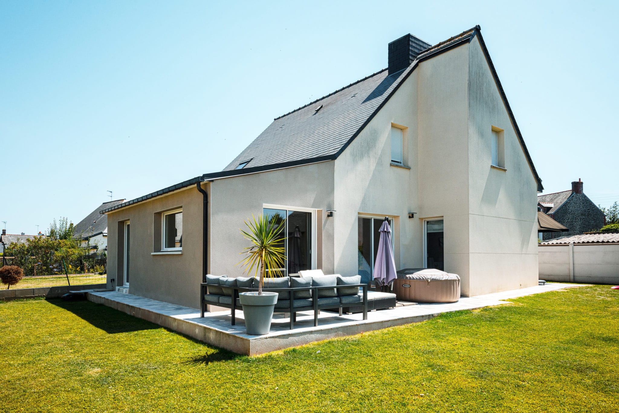 L'extension de maison se situe sur le pignon.