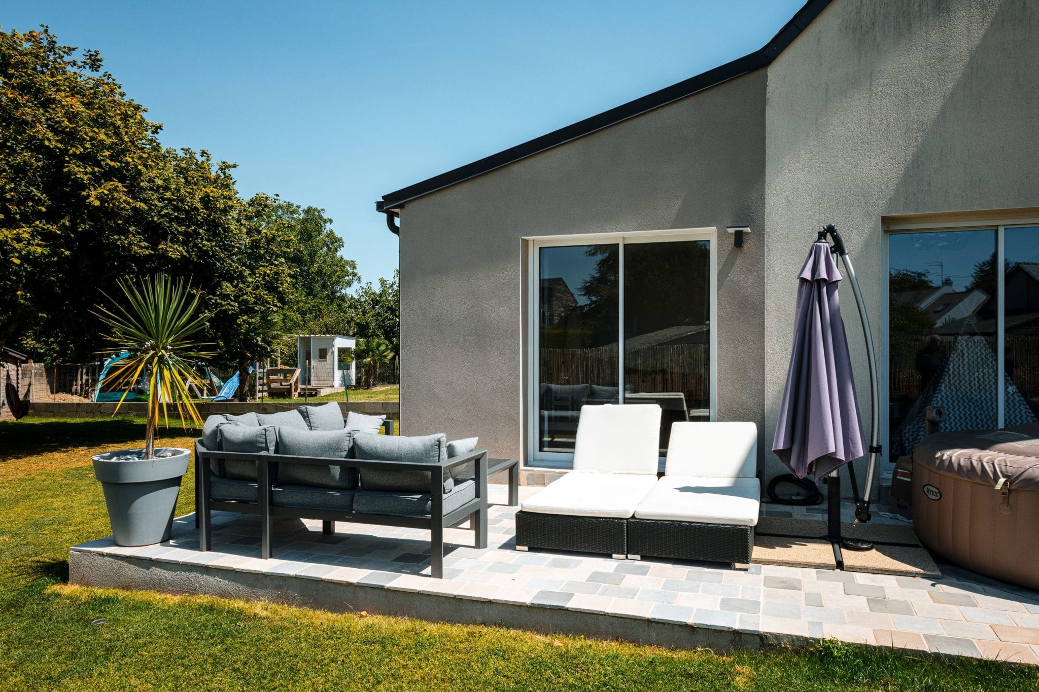 Le salon amène sur une terrasse