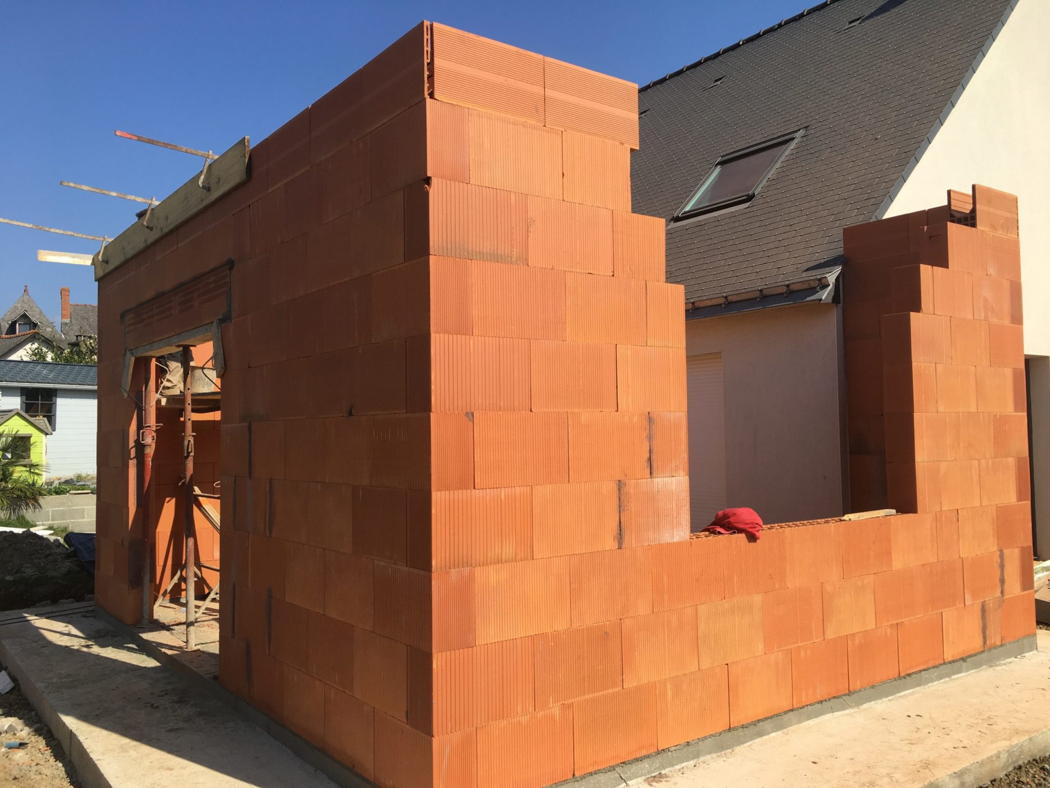 Le montage des murs de l'extension de maison