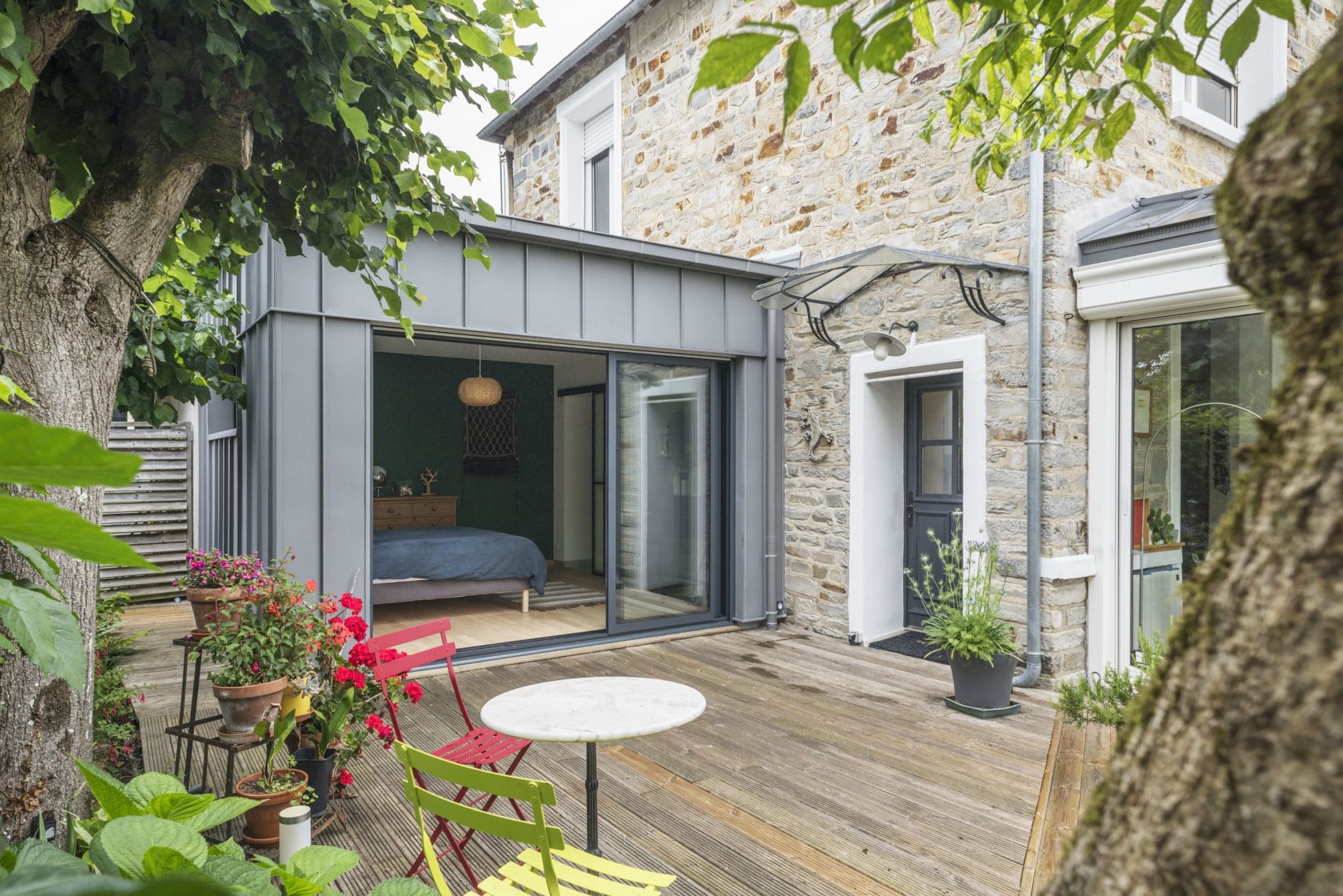 Une extension de maison en bois en ossature bois et zinc.