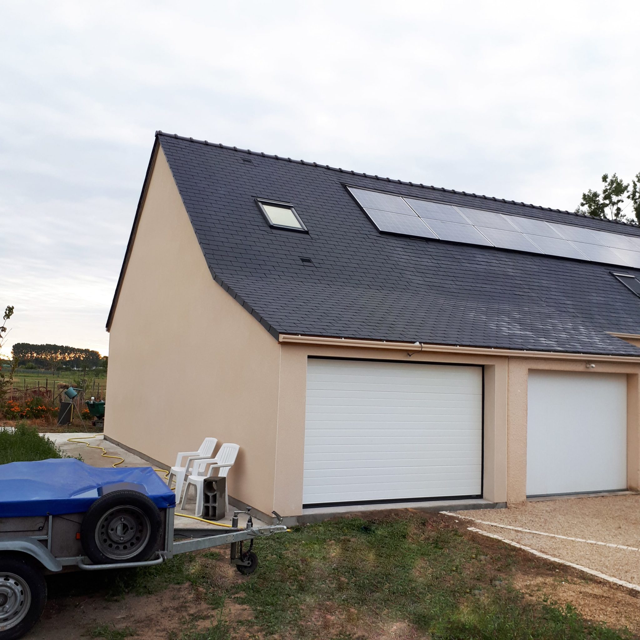 Nouveau garage avec une porte électrique