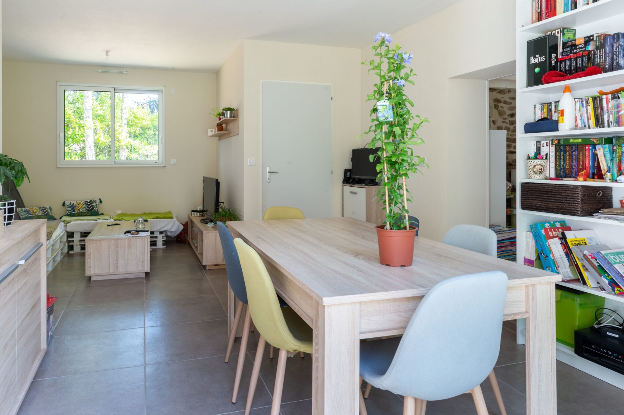 Une salle à manger et un coin séjour