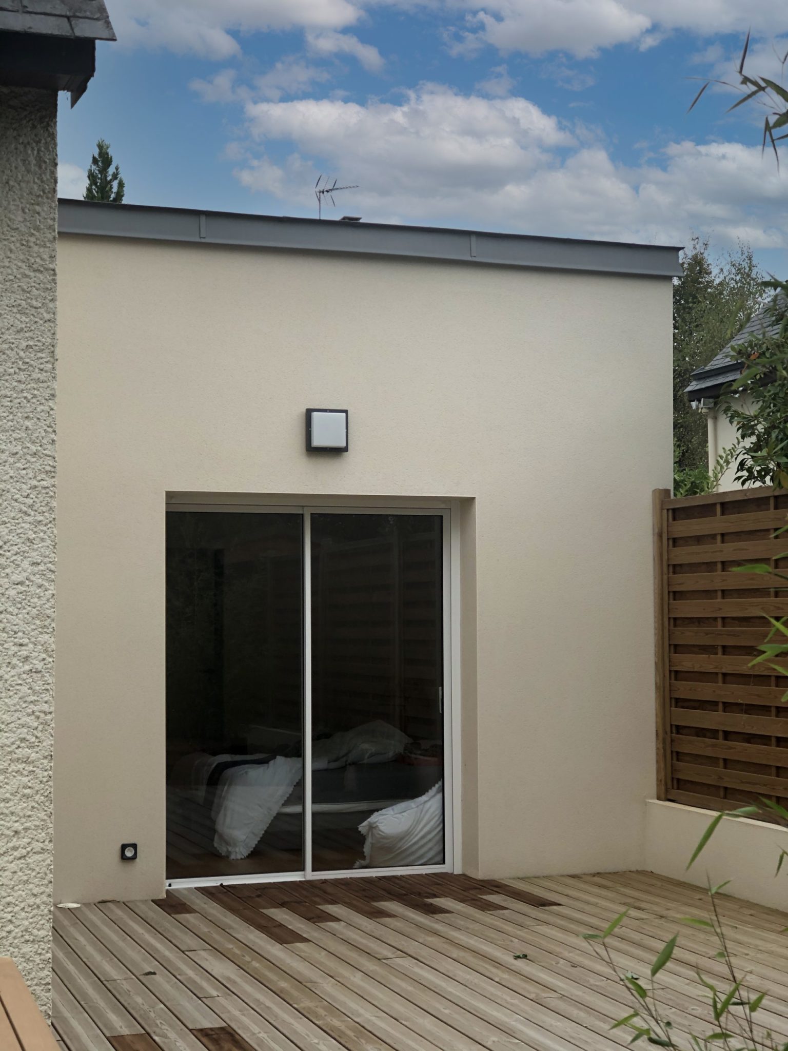 Côté terrasse derrière la chambre