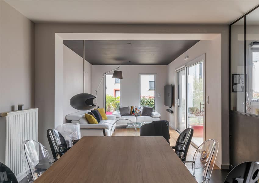 Un coin TV de 20 m² dans une extension en parpaing