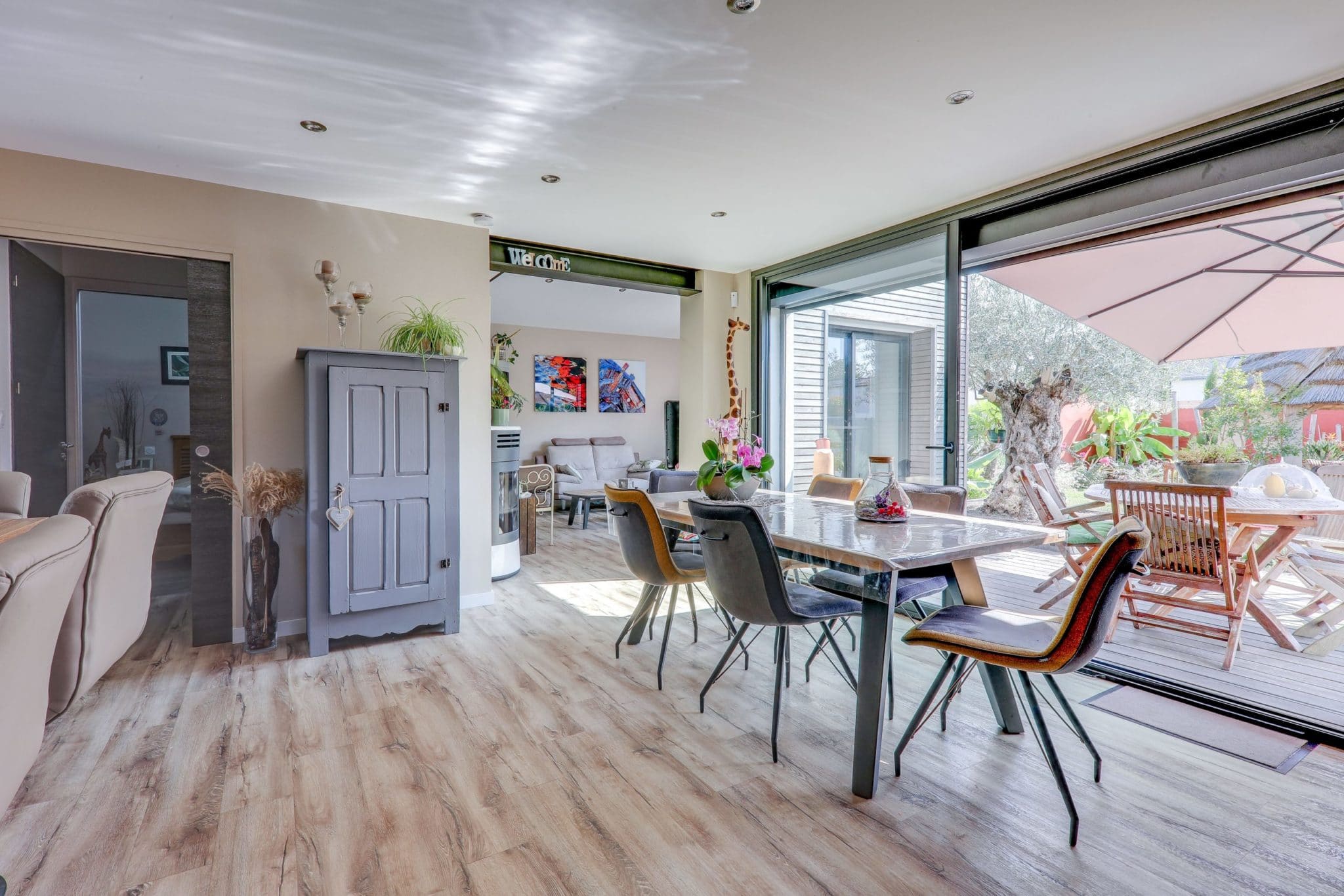 Une salle à manger lumineuse grâce à la rénovation