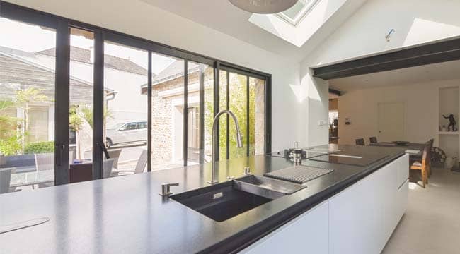 Une extension verrière de cuisine style atelier