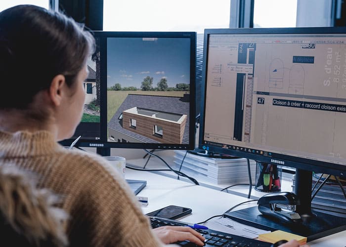 La conception du projet d'extension de maison par les dessinateurs.