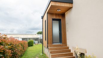 Une entrée secondaire en ossature et bardage bois