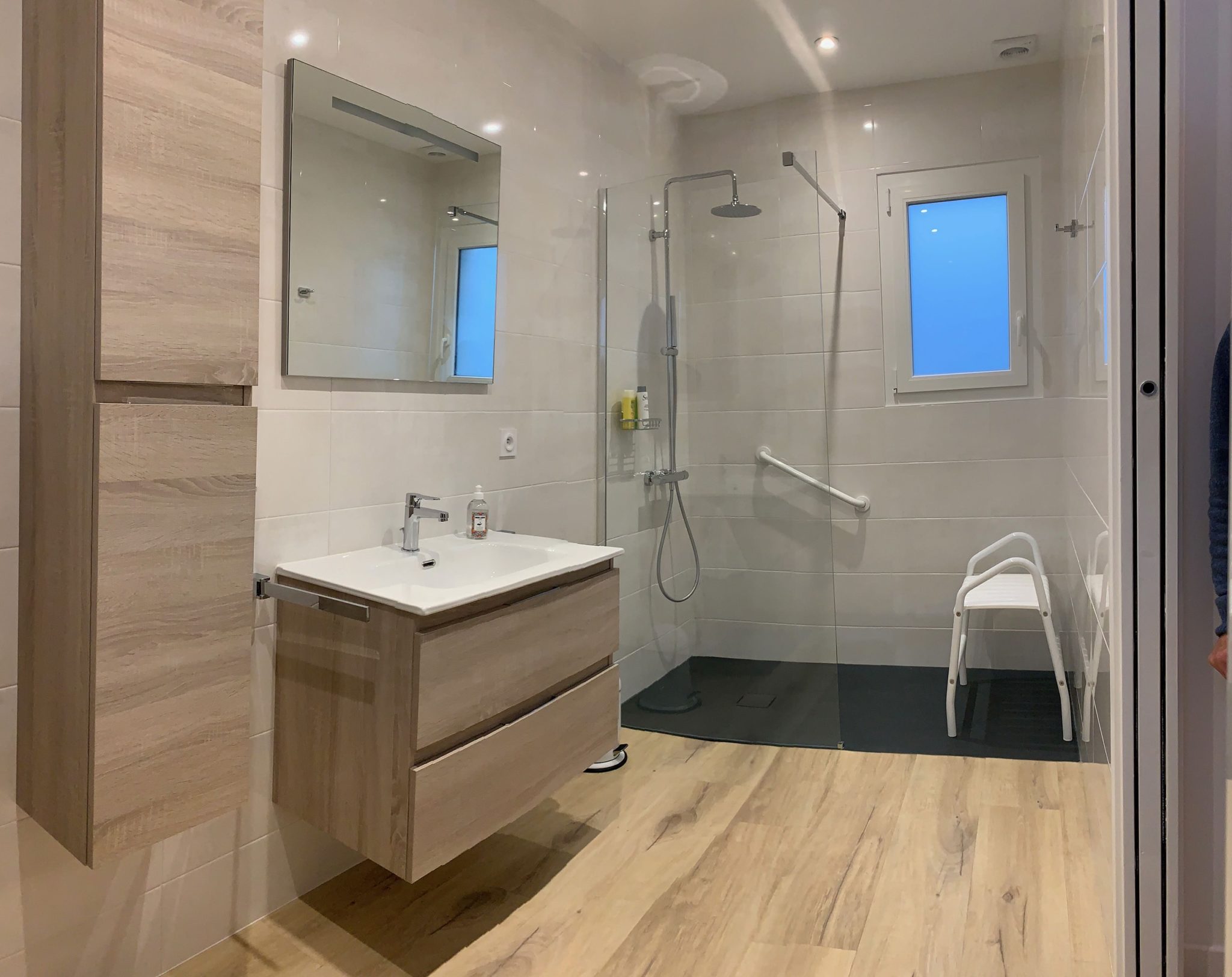Une salle de bain en bois à Vannes