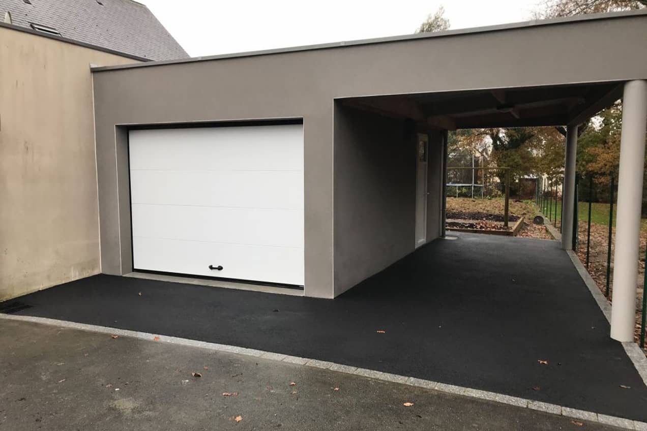 Un garage fermé suivi d'un carport