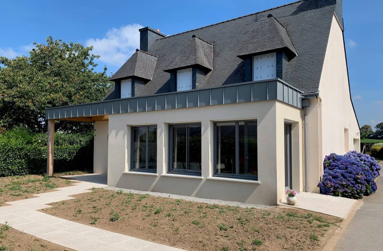 Une extension de maison contemporaine sur la façade avant