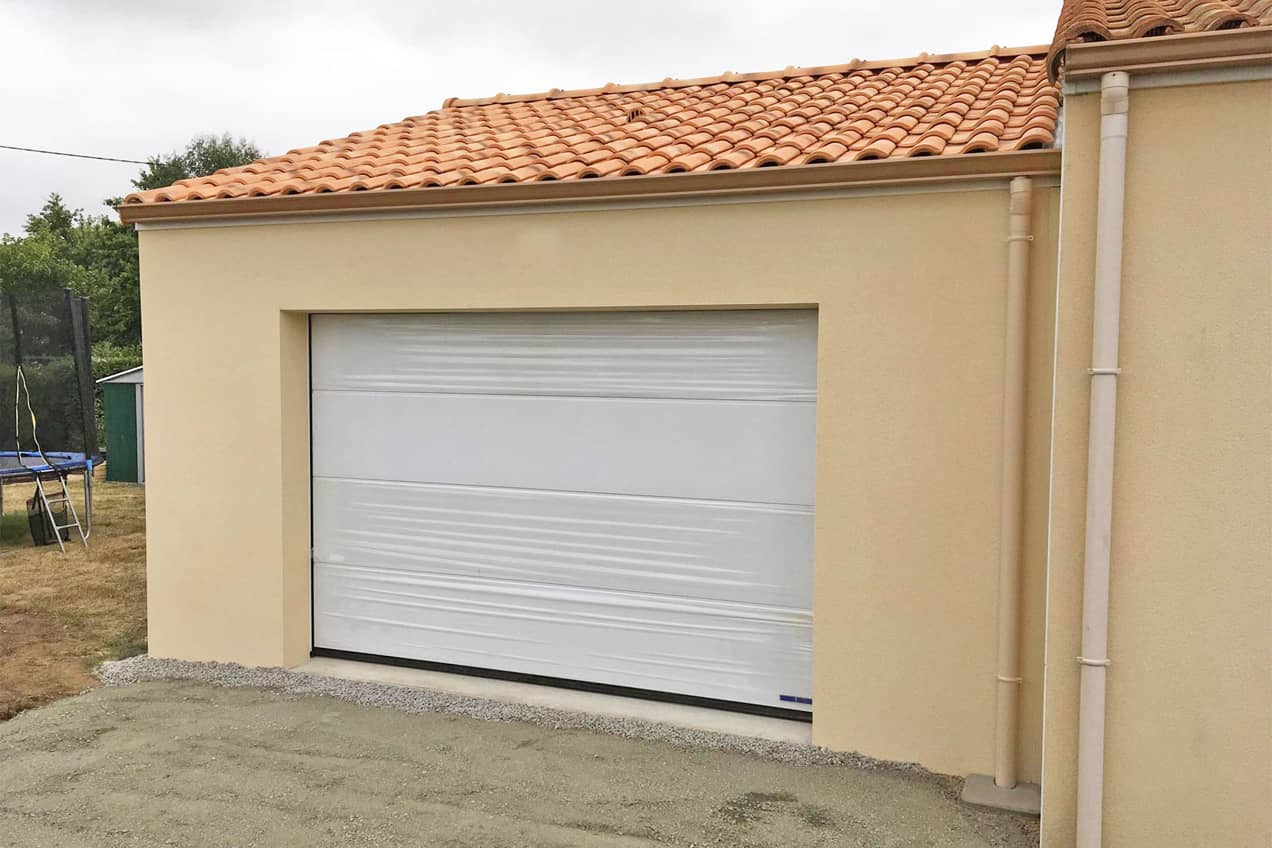 Une extension de garage en tuiles attenante par Cybel Extension