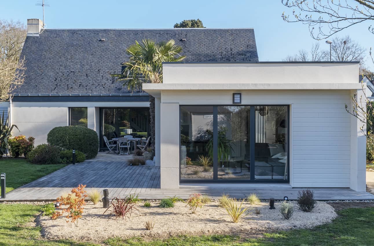 Une extension de maison en bois et verrière