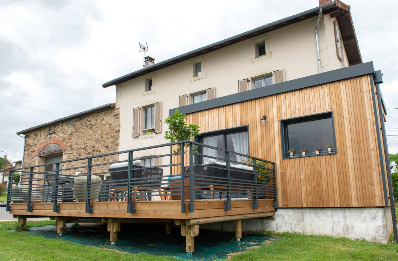 Une extension moderne sur une maison ancienne