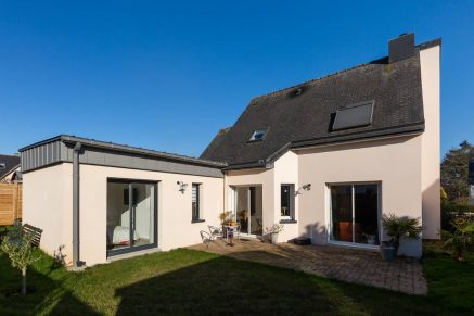 Extension de maison contemporaine en angle