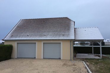 Un double garage fermé indépendant