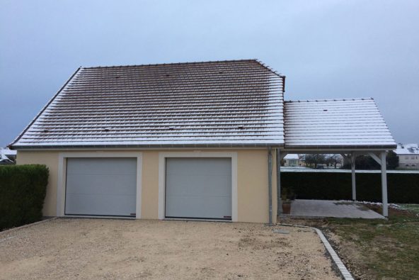 Un double garage indépendant enneigé