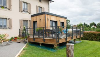 Un extension et une terrasse en bois
