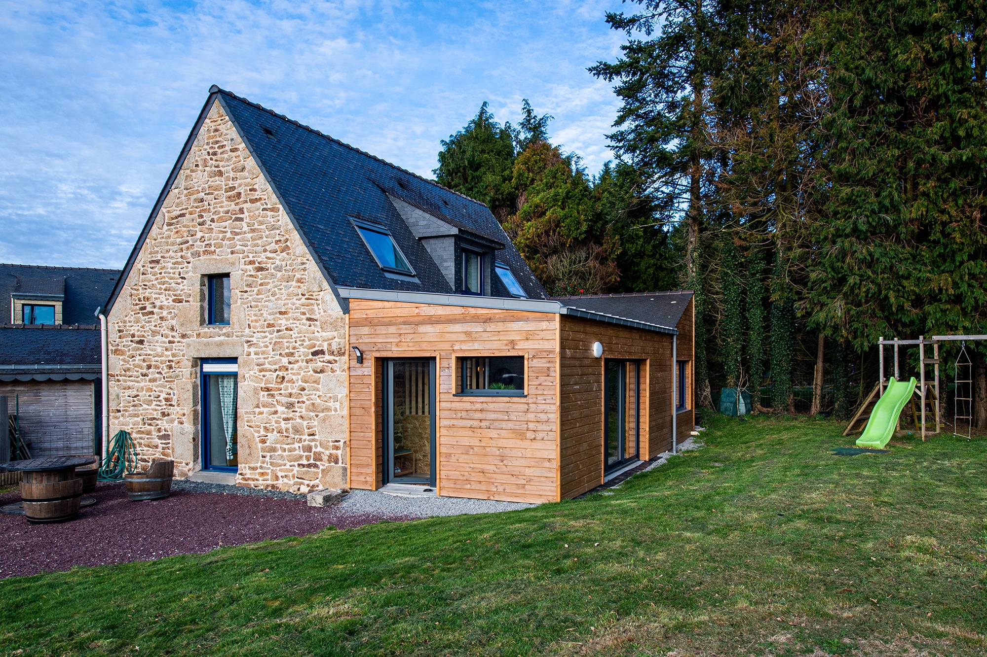 Une extension de maison en parpaings et bardage bois