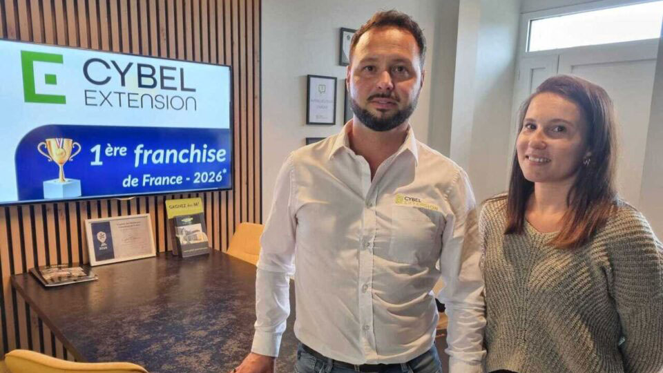 Façade de l'agence Cybel Extension La Roche-sur-Yon avec ses gérants, spécialisés dans l'accompagnement des projets d'extension, de surélévation et d'agrandissement de maisons individuelles en Vendée.