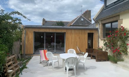 Extension de maison en bois réalisée à Saint-Malo par Cybel Extension, offrant un nouvel espace de vie intégré à l'habitation existante grâce à une structure bois esthétique et durable.
