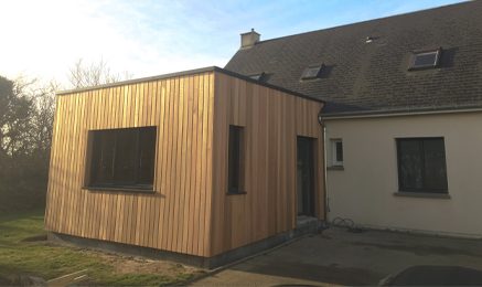 Extension de maison en bois réalisée par Cybel Extension, offrant un agrandissement chaleureux et naturel avec une structure bois intégrée à l'habitation existante.