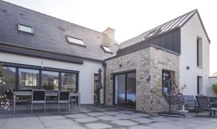 Extension contemporaine de maison réalisée à Saint-Malo par Cybel Extension, avec une architecture moderne pensée pour agrandir l'espace de vie tout en s'intégrant harmonieusement à l'habitation existante.