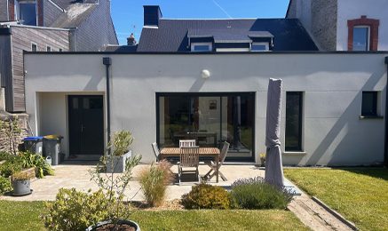 Extension contemporaine de maison réalisée par Cybel Extension, avec une architecture moderne aux lignes épurées permettant d'agrandir l'habitation tout en s'intégrant harmonieusement à l'existant.
