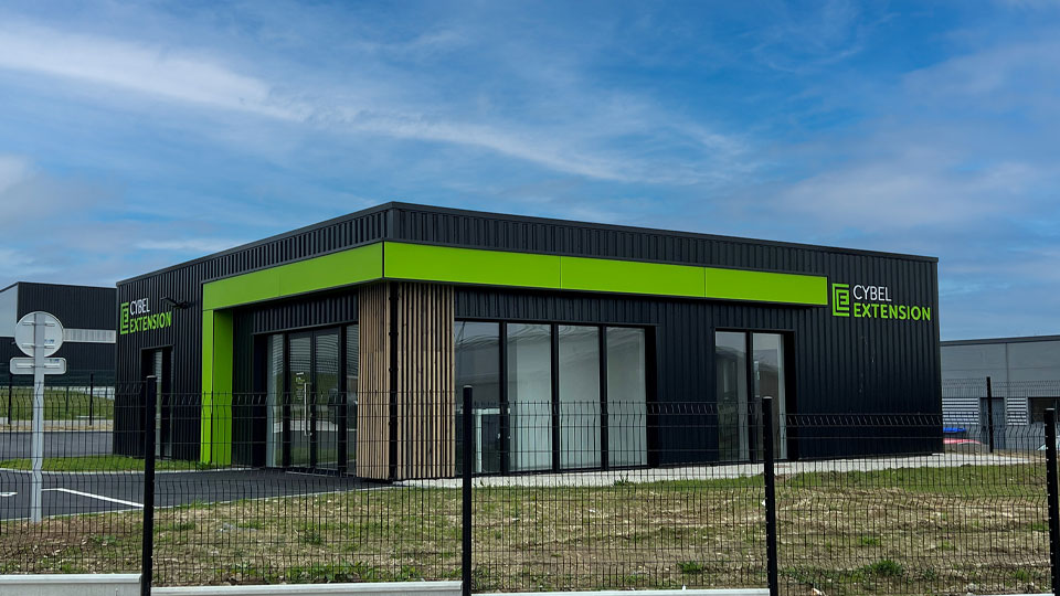 Devanture d'une agence Cybel Extension, réseau français spécialisé dans la conception et la réalisation d'extensions, de surélévations et d'agrandissements de maisons individuelles.