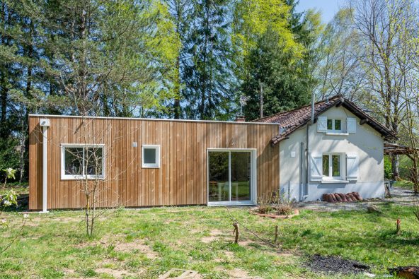Extension d'une maison avec un bardage en bois naturel