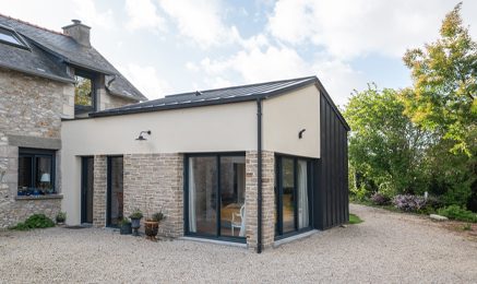 Extension traditionnelle de maison réalisée à Saint-Malo par Cybel Extension, permettant d'agrandir l'habitation avec une construction harmonisée avec l'architecture existante.