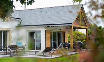 Une extension traditionnelle avec une toiture à deux pentes en ardoises