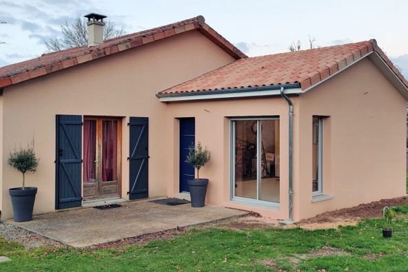 Extension d'une maison à deux pentes en tuiles