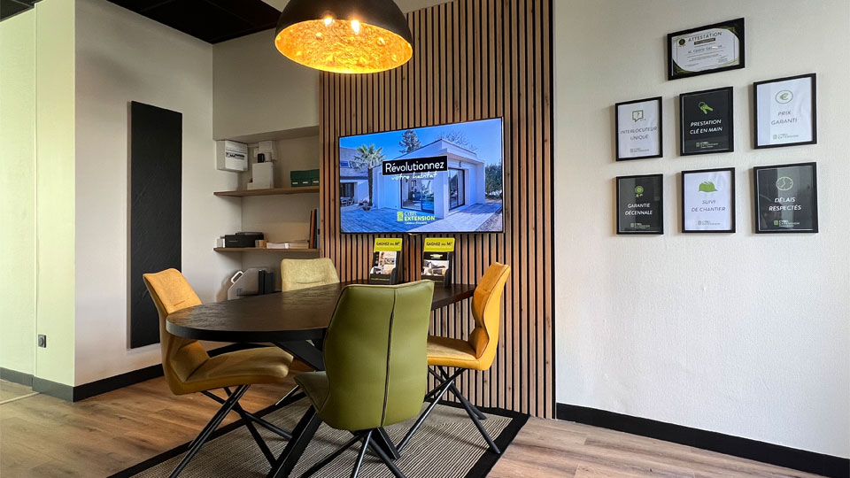 Intérieur de l'agence Cybel Extension La Roche-sur-Yon, espace d'accueil où les particuliers sont accompagnés dans leurs projets d'extension, de surélévation et d'agrandissement de maison en Vendée.
