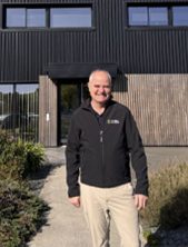 Façade de l'agence Cybel Extension Vitré avec son gérant, spécialisés dans l'accompagnement des projets d'extension, de surélévation et d'agrandissement de maisons individuelles en Ille-et-Vilaine.