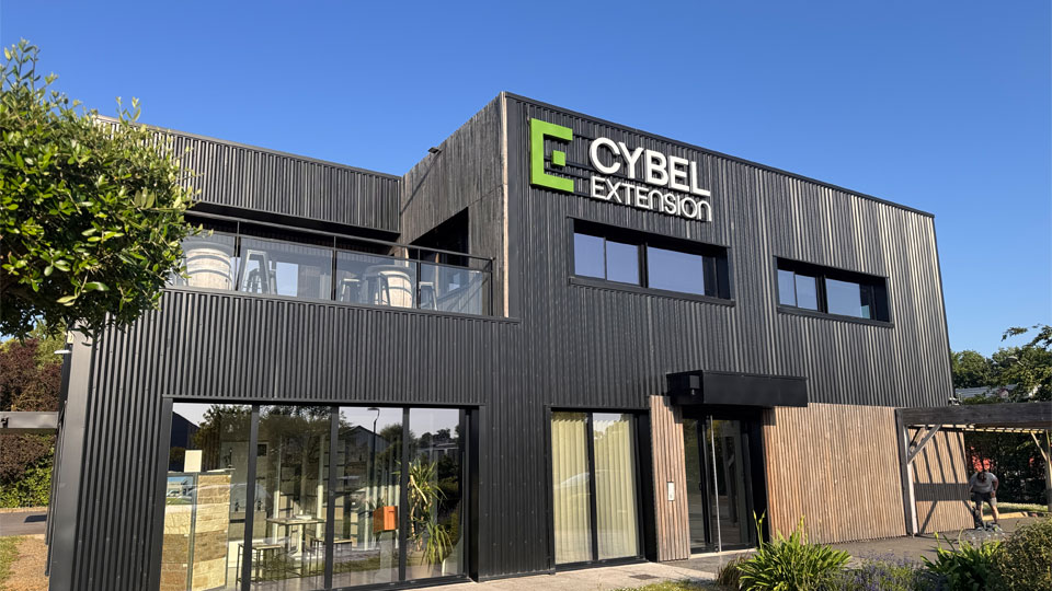 Locaux du siège social de Cybel Extension à La Chapelle-des-Fougeretz, au nord de Rennes, où sont réunis le bureau d'études, les services supports, les agences rennaises et un showroom dédié aux projets d'extension de maison.