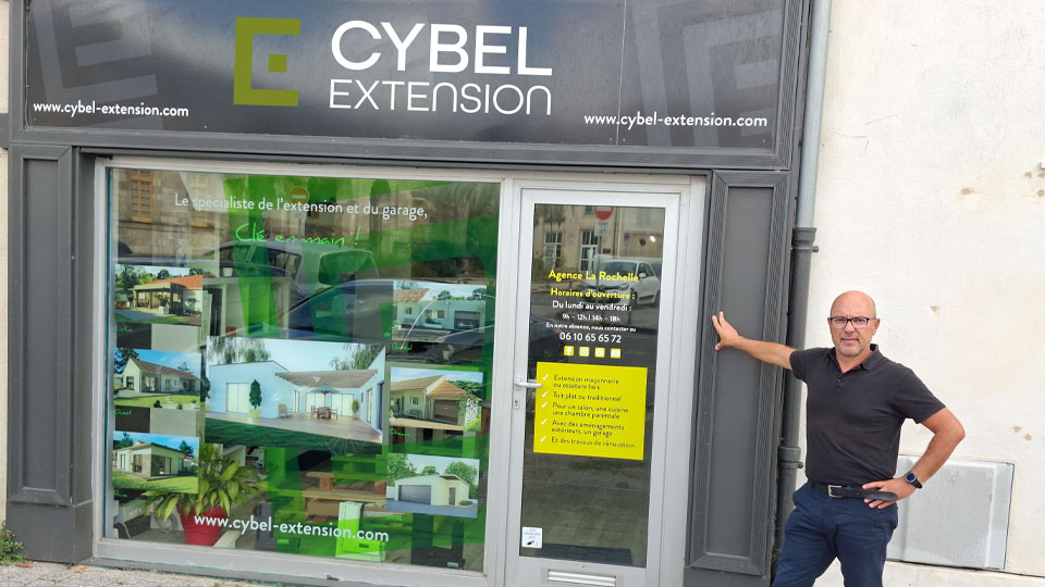 Vitrine de l'agence Cybel Extension La Rochelle, spécialisée dans la conception et la réalisation d'extensions, de surélévations et d'agrandissements de maisons individuelles en Charente-Maritime.