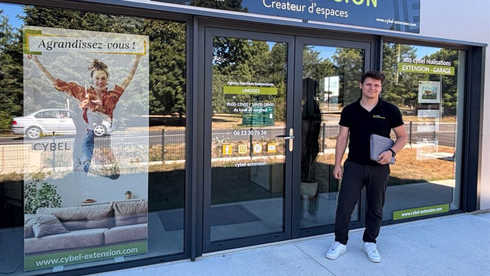 Vitrine de l'agence Cybel Extension Limoges, spécialisée dans la conception et la réalisation d'extensions, de surélévations et d'agrandissements de maisons individuelles en Haute-Vienne.