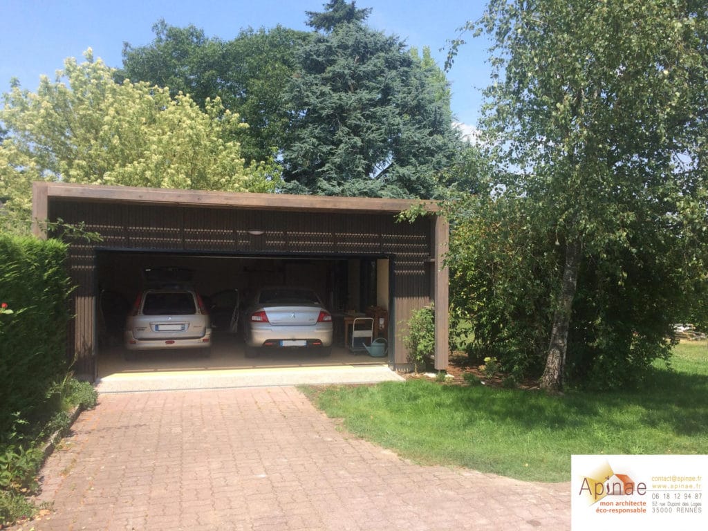 Un double garage dans une structure en bois