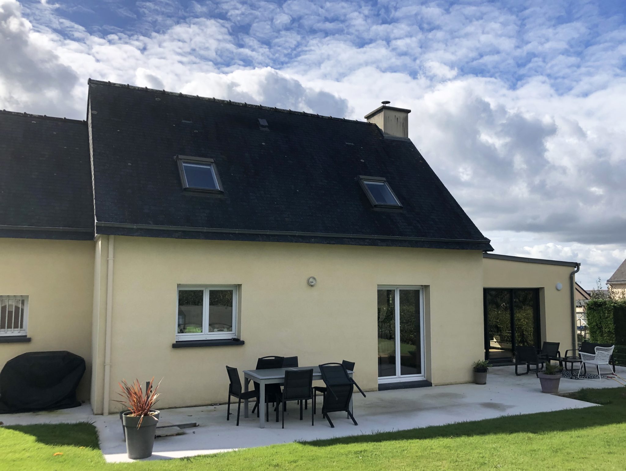 L'extension de salon contemporaine à Irodouër vue depuis le jardin