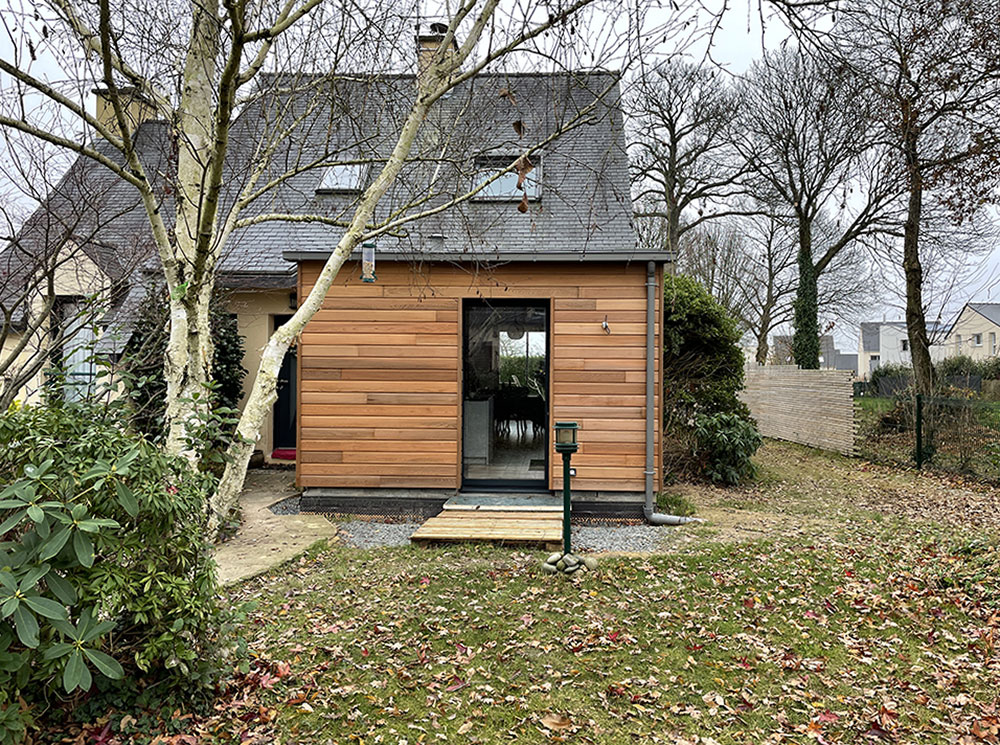 Une cuisine sur la façade avant de la maison