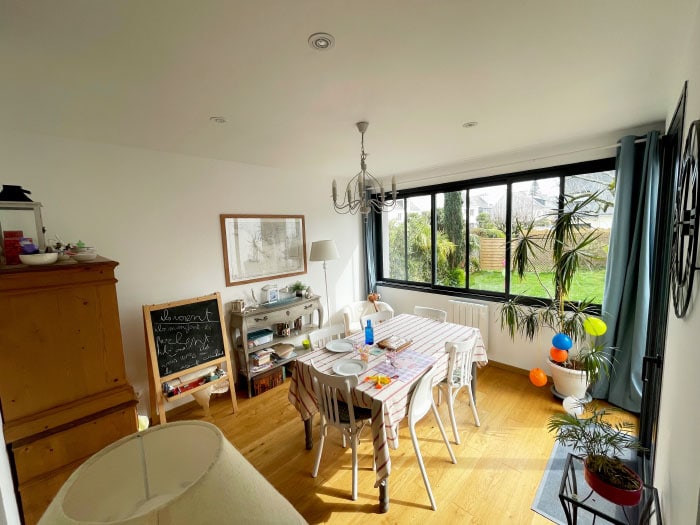 Une salle à manger avec vue sur le jardin