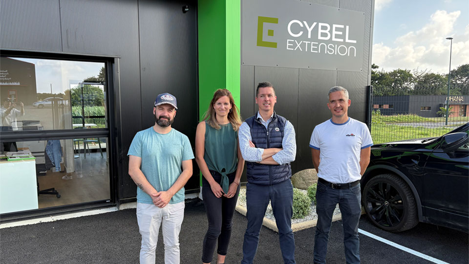 Équipe de l'agence Cybel Extension Lannion, composée de professionnels accompagnant les particuliers dans leurs projets d'extension, de surélévation et d'agrandissement de maisons individuelles dans les Côtes-d'Armor.